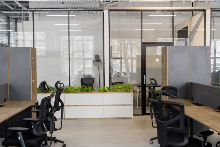 Bureau moderne de XServHOST — espace de travail open space