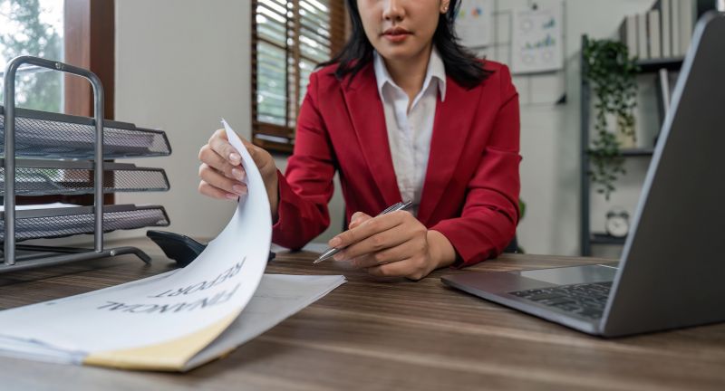 Conseiller fiscal expliquant les optimisations fiscales à son client