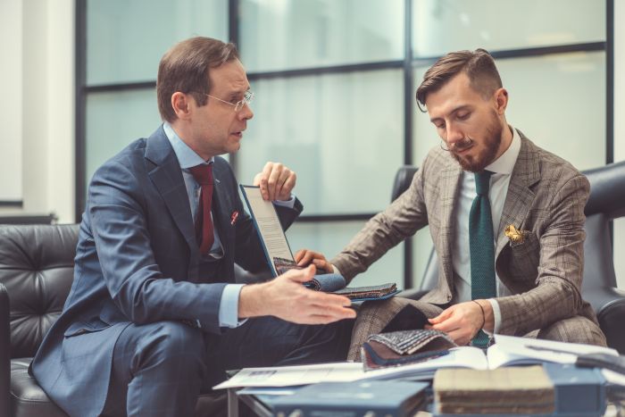 Séance de conseil financier personnalisé entre un conseiller et son client