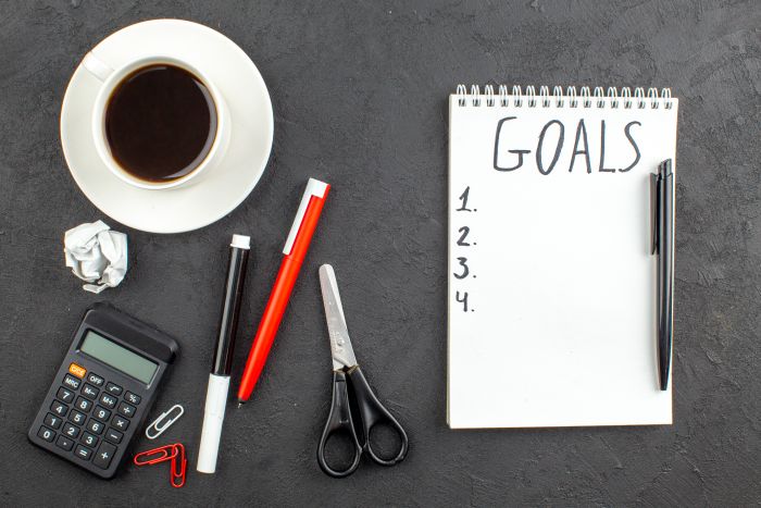 Table de travail avec tableaux de planification financière et calculatrice