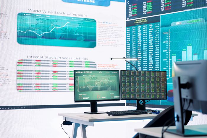 Tableau de bord de portefeuille d'investissement avec graphiques financiers
