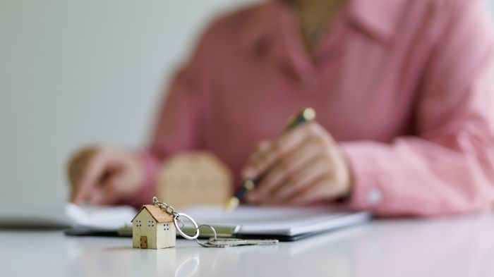Clés de maison et documents de prêt immobilier