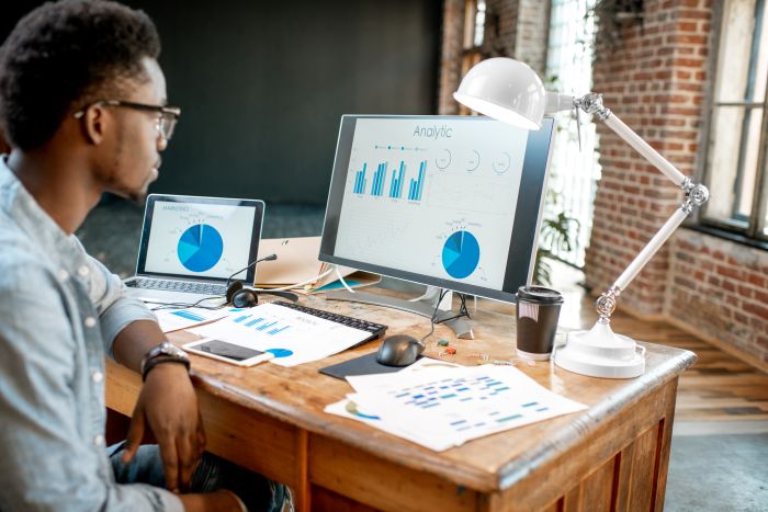 Écrans d'ordinateur affichant des graphiques de gestion de portefeuille